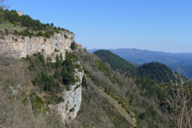 El santuario de Montgrony, colgado en la roca.