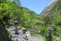 Ascendemos por un camino a veces pedregoso por entre bosques y espacios abiertos.