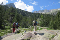 Subiendo hacia el refugio, con la sierra de Llardana al fondo.