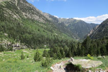 Mirada atrás, fondo del valle de Eriste.