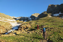 El camino pasa cerca del torrente de Llardaneta.