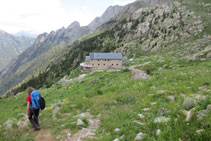 Descenso hacia el refugio Ángel Orús.