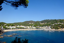 La playa de Llafranc vista desde la torre de Calella (fuera de ruta).