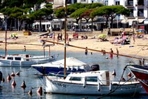 Menorquinas, playa y al fondo el paseo Cipsela de Llafranc.