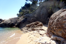 El camino sigue por las rocas. Tramo muy peligroso con mala mar.