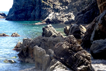 Detalle de las rocas y los acantilados de la Cala Pedrosa.