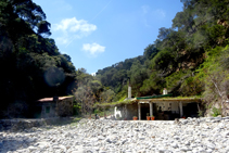 Barraca y chiringuito temporal en la Cala Pedrosa.