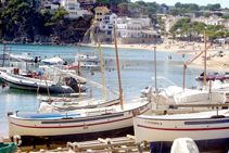 Menorquinas y playa de Llafranc.