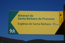 Indicador del itinerario a Santa Bàrbara de Pruneres.