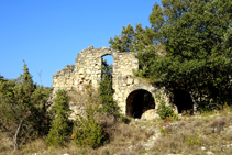 Restos de una masía en el mirador de Palomeres.