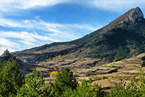 El Cadinell y Josa del Cadí desde el Camí dels Bons Homes, que une Tuixent con Gósol.