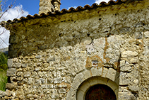 Puerta de entrada de la iglesia románica de Santa Maria de Josa.