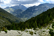 Tramo de camino que transcurre por el cauce de un arroyo seco. Al fondo asoma el Pedraforca.