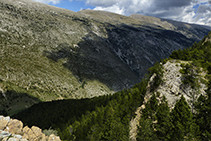 La vertiente sur de la sierra del Cadí, mucho menos abrupta que la norte.