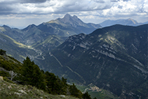 Vistas desde la cima. Por debajo podemos ver Josa de Cadí y, al fondo, el Pedraforca, la Gallina Pelada y la Sierra de Ensija.