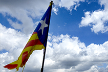 La bandera que ondea en la cima del Cadinell.