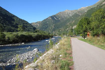 Avanzamos por un camino asfaltado junto al río.