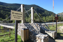 Un cartel antes de cruzar el puente nos avisa que el Salencar es un espacio natural protegido que hay que preservar.