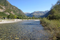 El Noguera de Tor llena con sus aguas del embalse de Cardet.