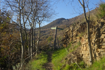 Llegamos a un cruce de caminos y continuamos hacia la derecha.