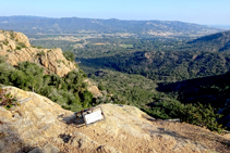 Instalación de rapel en la cima de la Agulla de la Roca Llisa.