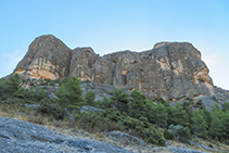 Hermosas paredes de conglomerado que modelan el paisaje de los Estrechos.