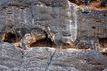 Detalle de cornisas en las paredes de roca.