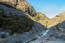 Vistas del río que sigue excavando a su paso, con el camino que nos permite andar por este entorno espectacular.