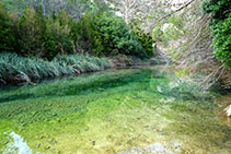 Agua cristalina saliendo ya de los Estrechos.