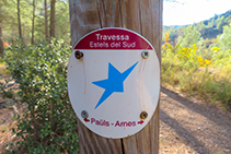 Chapa de la travesía Estrellas del Sur que indica las direcciones de Paüls y Arnes.