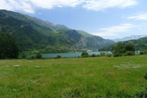 Tenemos el embalse a nuestra izquierda.