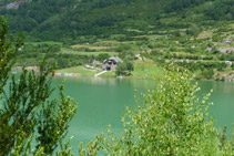 Centro de actividades acuáticas, en la orilla oriental del embalse.