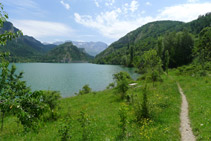 Zona de descanso en la orilla del embalse.