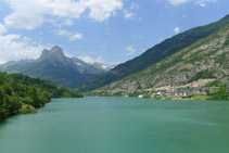 El embalse (N) desde la presa.