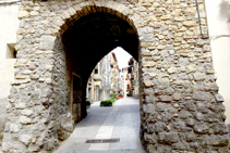 Portal de la muralla y la calle Mayor de Organyà.