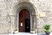 Fachada principal de la antigua Colegiata de Organyà.