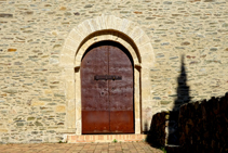 Puerta principal de la iglesia de Santa Coloma.