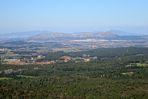 Vistas al macizo del Montgrí y la llanura ampurdanesa.