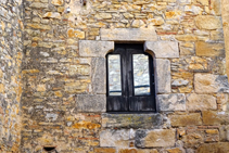 Detalle de una ventana en el pueblo de Fonteta.