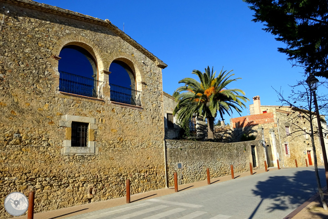 Iglesia y dólmenes de Fitor desde Fonteta 1 