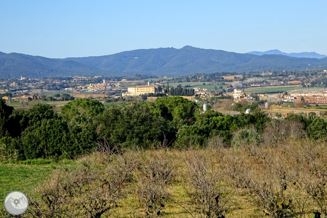 Iglesia y dólmenes de Fitor desde Fonteta 1 