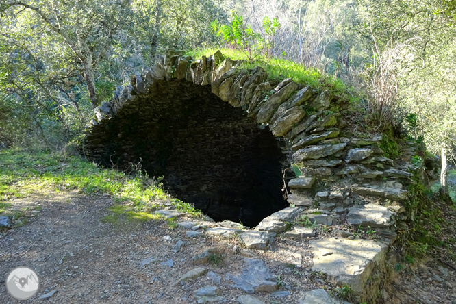 Iglesia y dólmenes de Fitor desde Fonteta 1 