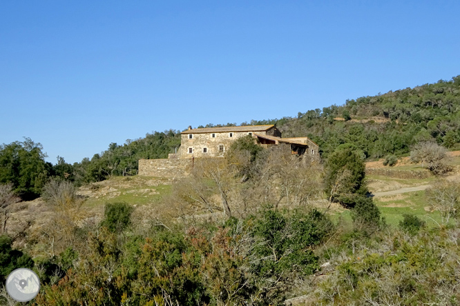 Iglesia y dólmenes de Fitor desde Fonteta 1 