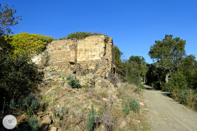 Iglesia y dólmenes de Fitor desde Fonteta 1 