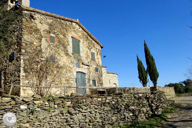 Iglesia y dólmenes de Fitor desde Fonteta 1 