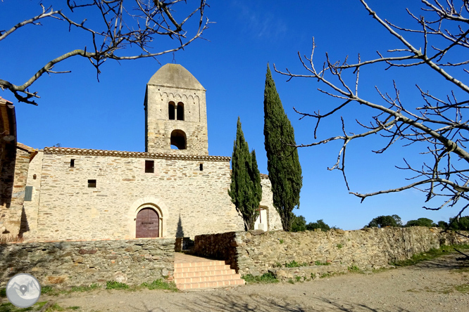 Iglesia y dólmenes de Fitor desde Fonteta 1 