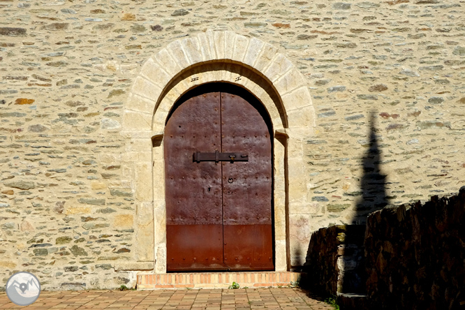 Iglesia y dólmenes de Fitor desde Fonteta 1 