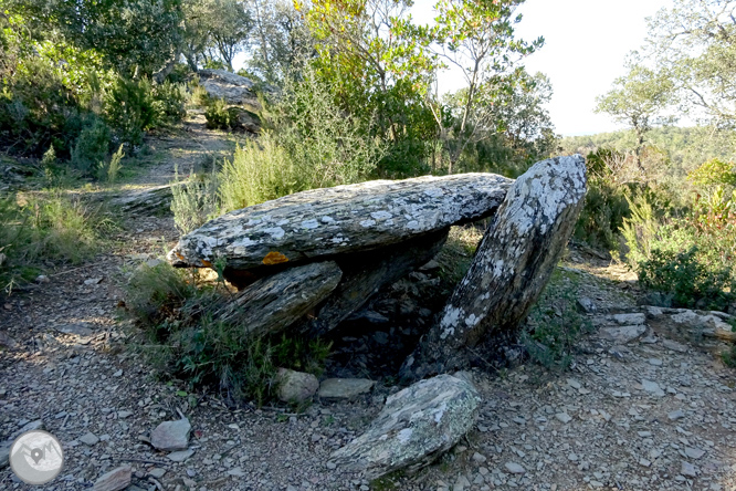 Iglesia y dólmenes de Fitor desde Fonteta 1 