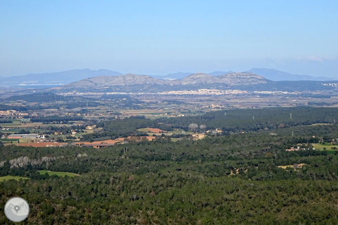 Iglesia y dólmenes de Fitor desde Fonteta 1 