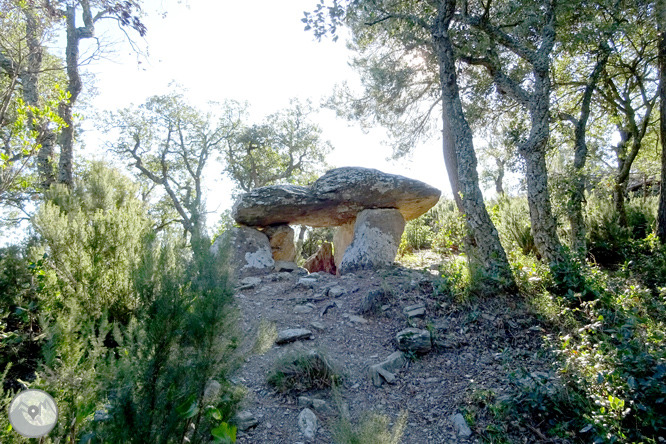 Iglesia y dólmenes de Fitor desde Fonteta 1 